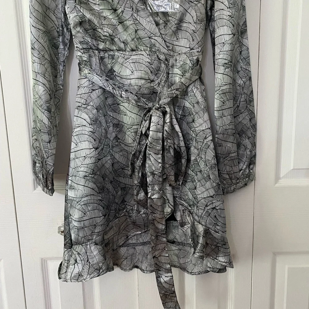 NWT SILVIAN HEACH Elegant Silver Wrap Dress Italy 38 - Picture 5 of 14